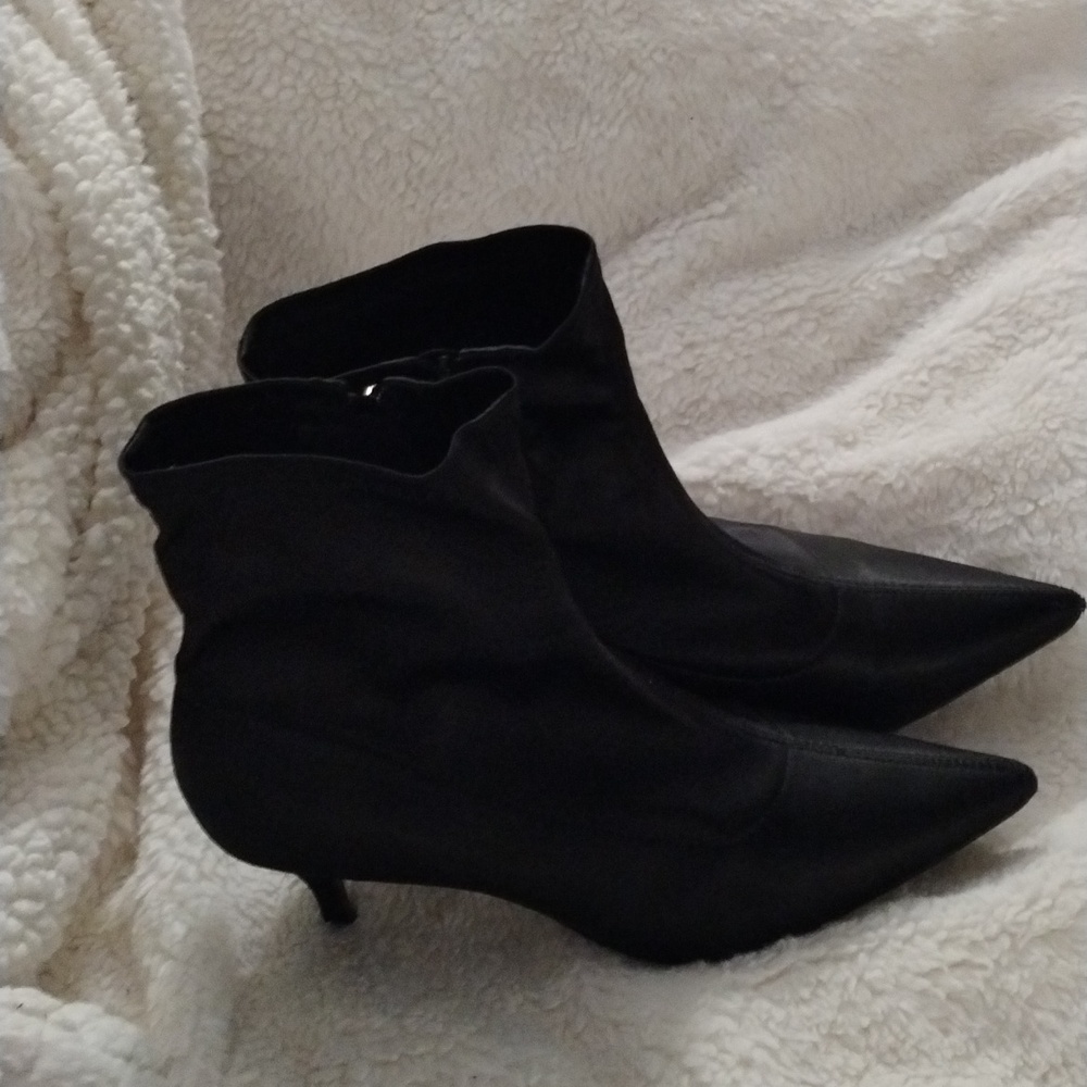 Shiny/sheen pointy black booties